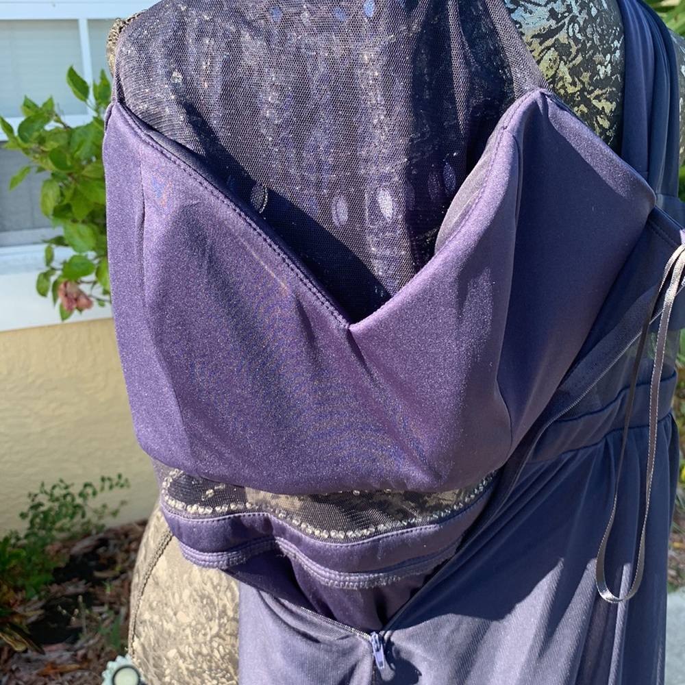 Beautiful blue and gemmed gown - Picture 9 of 13